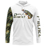 T-shirt anti UV à capuche pêche brochet écailles, manche gauche peau marbrée verte et brune, illustration esox bondissant