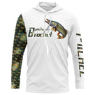T-shirt anti UV à capuche pêche brochet écailles, manche gauche peau marbrée verte et brune, illustration esox bondissant