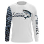 T-shirt anti UV manches longues pêche saumon, manche écailles bleu marine et buste blanc avec saumon en action