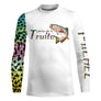 Tee shirt anti UV pêche truite vue dos, motif écailles multicolores sur la manche, vêtement technique pour moucheur