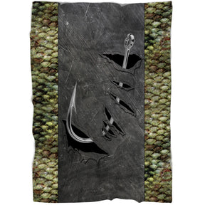 Plaid pêche bar motif hameçons stylisés sur bande gris ardoise et bandes latérales écailles vert kaki et noir du loup