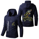 Veste imperméable pêche marine avec capuche, illustration brochet en attaque et écusson, prénom personnalisé