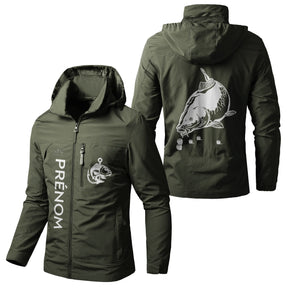 Veste pêche vert militaire à capuche, illustration grande carpe et écusson Carpiste, prénom personnalisé