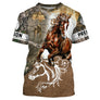 T-shirt cheval Paint Horse personnalisé all-over camouflage forêt avec Paint Horse marron au trot et silhouette blanche