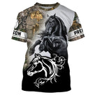 T-shirt cheval Frison personnalisé all-over camouflage forêt avec frison noir au galop et silhouette blanche