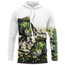 T-shirt anti UV à capuche pêche crapet de roche, deux crapets verts en pleine eau et bande basse camouflage, prénom brodé