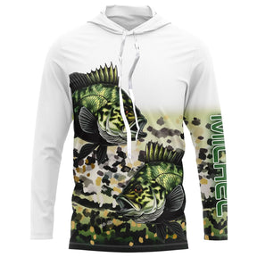 T-shirt anti UV à capuche pêche crapet de roche, deux crapets verts en pleine eau et bande basse camouflage, prénom brodé