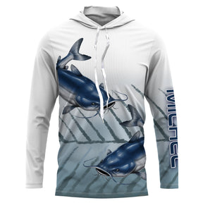 T-shirt anti UV à capuche pêche poisson chat catfish, deux silures gris bleu en pleine eau et bande basse peau granuleuse