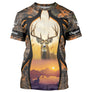 T-shirt chasse cerf à grand bois imposants sur fond camouflage Realtree orange avec paysage de montagnes au coucher du soleil
