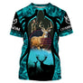 T-shirt chasse cerf camouflage turquoise et noir avec cerf à grand bois central et silhouette de chasseur en tir d affût