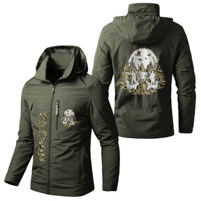 Veste chasse vert kaki à capuche avec illustration meute de chiens, tête de cerf et lune dorée, prénom personnalisé