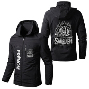 Veste chasse noire à capuche avec illustration sanglier blanc et inscription Sanglier Passion, prénom personnalisé