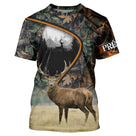 T-shirt chasse cerf camouflage Realtree automne avec cerf à grand bois en clairière forestière et arabesques végétales