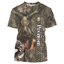 T-shirt chasse cerf camouflage Realtree brun avec crâne de cerf à bois imposants et chasseur posté observant harde de cerfs