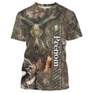 T-shirt chasse cerf camouflage Realtree brun avec crâne de cerf à bois imposants et chasseur posté observant harde de cerfs