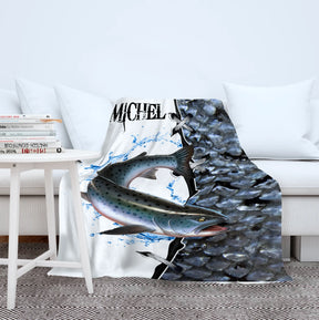Plaid pêche saumon personnalisé avec salmonidé argenté bondissant sur fond blanc et bande écailles bleu marine, prénom brodé