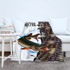 Plaid pêche brochet personnalisé, esox vert tacheté bondissant et bande écailles violet sombre, prénom imprimé en grand