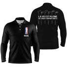 Polo golf tricolore vue trois-quarts, blason en swing et prénom brodé, vêtement de sport pour golfeur licencié