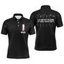 Polo de golf tricolore noir avec silhouette golfeur en swing dans un blason bleu marine blanc et rouge, prénom brodé sous le