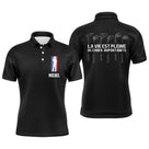 Polo de golf tricolore noir avec silhouette golfeur en swing dans un blason bleu marine blanc et rouge, prénom brodé sous le