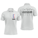 Polo de golf noir avec slogan La vie est pleine de choix importants au dos et silhouette tricolore golfeur au front, prénom