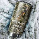 Mug isotherme pêche du brochet 600 ml avec illustration esox vert tacheté sur fond écailles brun tabac, formule humoristique