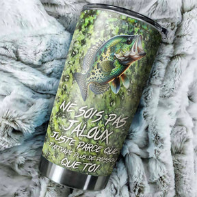 Mug isotherme pêche du crapet 600 ml avec illustration sunfish vert tacheté sur fond écailles vert mousse, formule