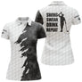 Polo golf femme blanc grunge noire slogan Swing Swear Drink Repeat silhouette golfeur coupe cintrée tissu respirant
