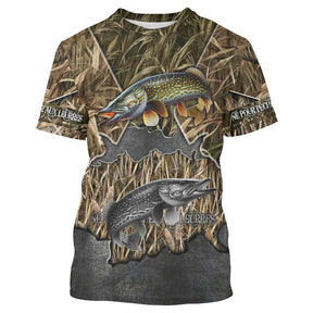 T-shirt pêche all-over camouflage unisexe avec brochets en herbe et slogan Né Pour Pêcher Aux Leurres