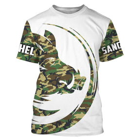 T-shirt chasse sanglier camouflage militaire vert et marron, tête de sanglier stylisée sur fond blanc avec courbes