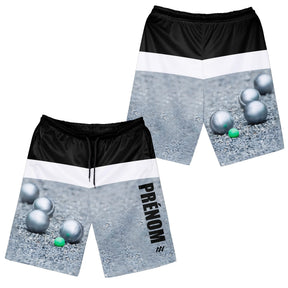 Short pétanque blanc et noir homme avec boules métalliques sur sable et cochonnet vert, prénom personnalisé