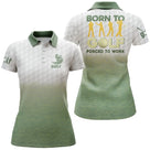 Polo golf femme blanc dégradé vert prairie silhouettes golfeurs slogan Born to Golf Forced to Work coupe cintrée