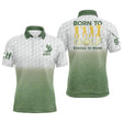 Polo golf homme blanc texture balle dégradé vert prairie cinq silhouettes golfeurs colorés slogan Born to Golf Forced Work