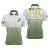 Polo golf homme blanc texture balle dégradé vert prairie cinq silhouettes golfeurs colorés slogan Born to Golf Forced Work