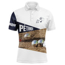 Polo pétanque blanc et bleu marine inscription PÉTANQUE photo réaliste boules sur sable PRÉNOM personnalisé manche