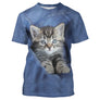 T-shirt chat 3D bleu denim avec chaton tigré allongé dans poche de jean texturée, all-over photoréaliste