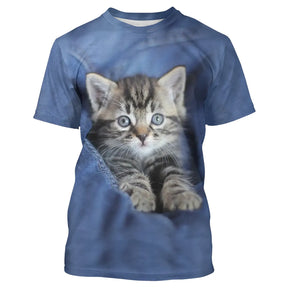 T-shirt chat 3D bleu denim avec chaton tigré allongé dans poche de jean texturée, all-over photoréaliste