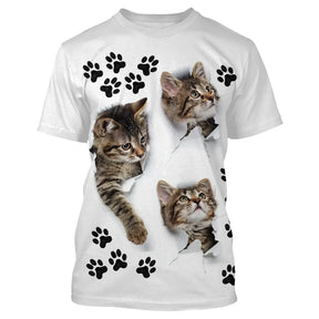 T-shirt chat 3D blanc avec trois chatons tigrés émergeant de déchirures et empreintes de pattes noires all-over