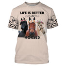 T-shirt cheval beige sable all-over avec trois têtes de chevaux et couronnes fleuries Life Is Better With Horses