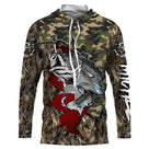 Hoodie capuche anti-UV pêche bar camouflage roseaux orange avec bar en attaque et drapeau suisse rouge