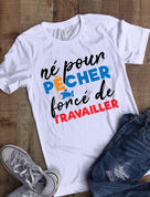 T-shirt blanc humour pêche Né pour pêcher forcé de travailler lettrage multicolore poisson stylisé