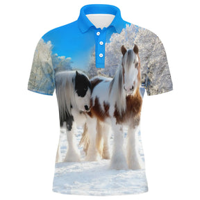 Polo équitation avec deux chevaux pie noir et blanc dans paysage enneigé sur fond bleu ciel d hiver