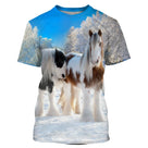 T-shirt équitation all-over avec deux chevaux pie noir et blanc dans paysage enneigé sur fond bleu ciel d hiver