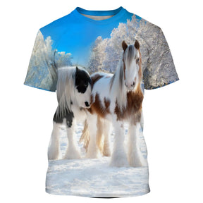 T-shirt équitation all-over avec deux chevaux pie noir et blanc dans paysage enneigé sur fond bleu ciel d hiver