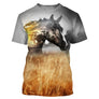 T-shirt équitation all-over avec cheval brun dans champs de blé doré au coucher du soleil sur fond gris brumeux