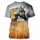T-shirt équitation all-over avec cheval brun dans champs de blé doré au coucher du soleil sur fond gris brumeux