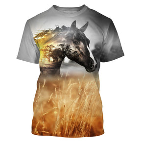 T-shirt équitation all-over avec cheval brun dans champs de blé doré au coucher du soleil sur fond gris brumeux