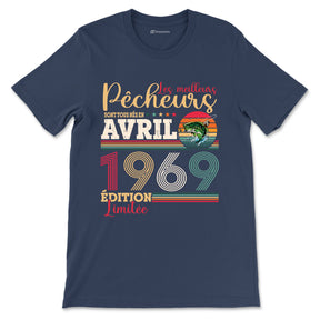 T-shirt pêcheur bleu marine vintage avec bar argenté et slogan meilleurs pêcheurs nés en avril 1969