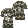 T-shirt UV pêche saumon all-over camouflage forêt motif saumon humour Loin des Cons prénom personnalisé pêcheur