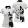 Polo de golf femme humour blanc texturé silhouette golfeuse lettrage humoristique coupe ajustée féminine